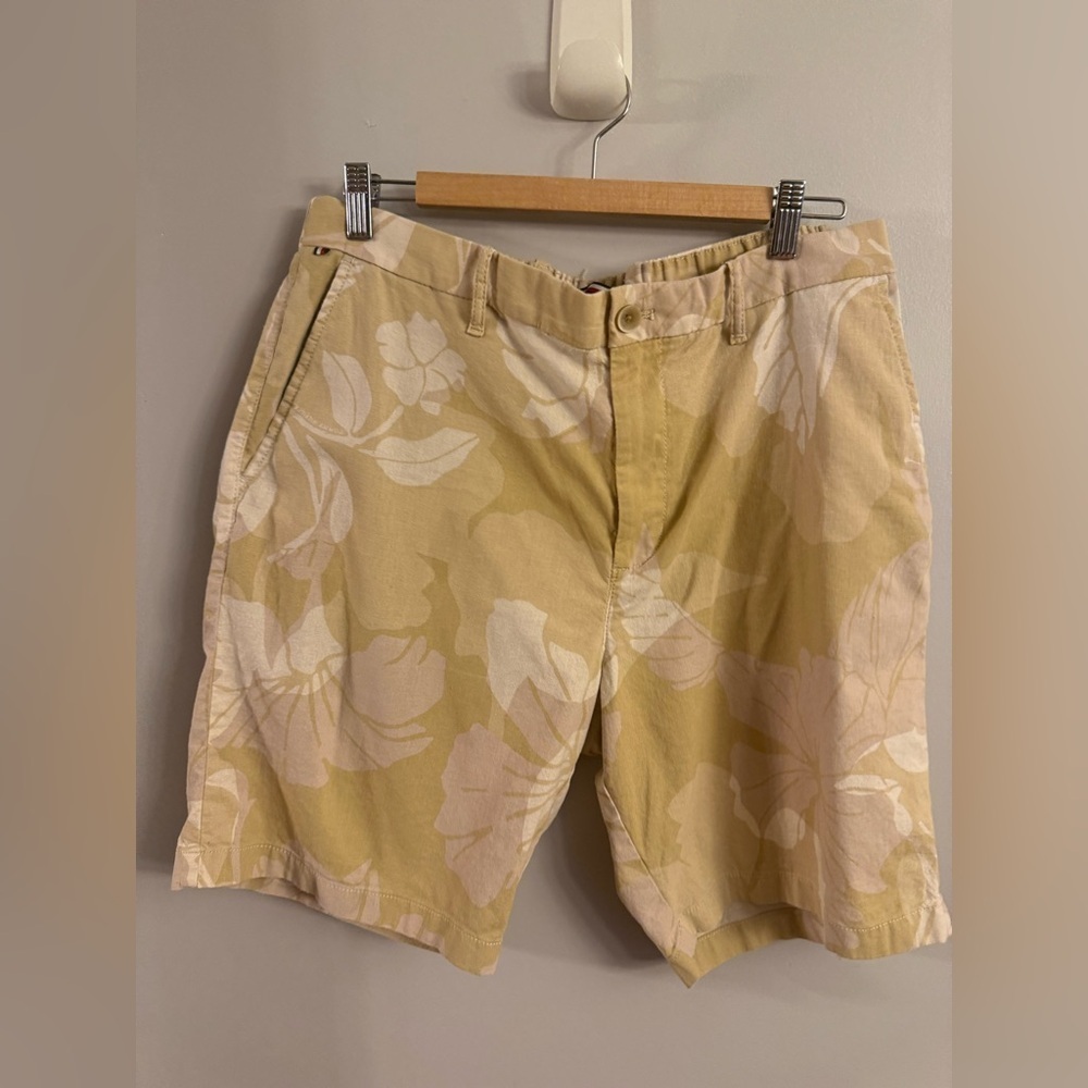 Tommy Hilfiger Men’s Floral Twill Shorts – Size 36